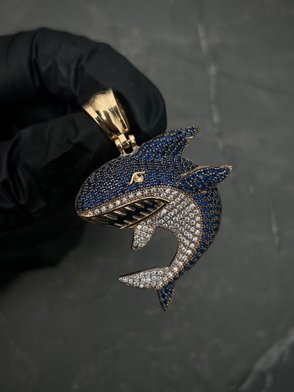 Dije  tiburon con swarovski azul y blanco 13.7gr / Largo 5cm / Oro Amarillo Nac M