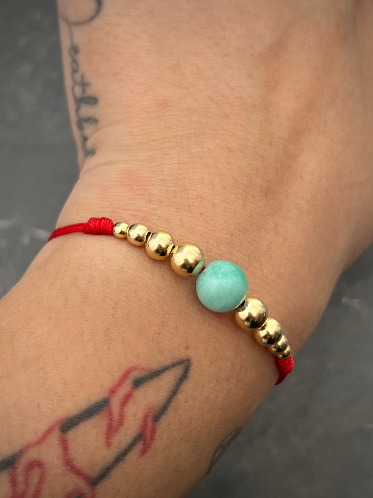 Pulsera hilo rojo con 460pts de morralla y bolas lisas 1 gr / Oro Amarillo (Joya) M