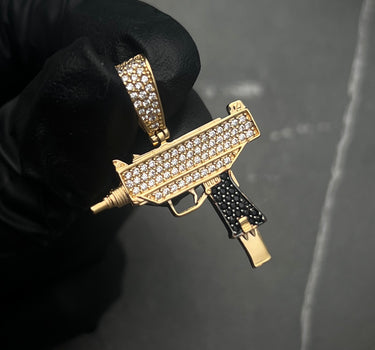 Dije mini-uzi con swarovski negro y blanco 3.7gr / Largo 3.3 cm / Oro Amarillo Nac B