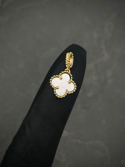 Dije lucky clover piedra blanca 1.05gr / Largo 1.5cm — Oro Amarillo