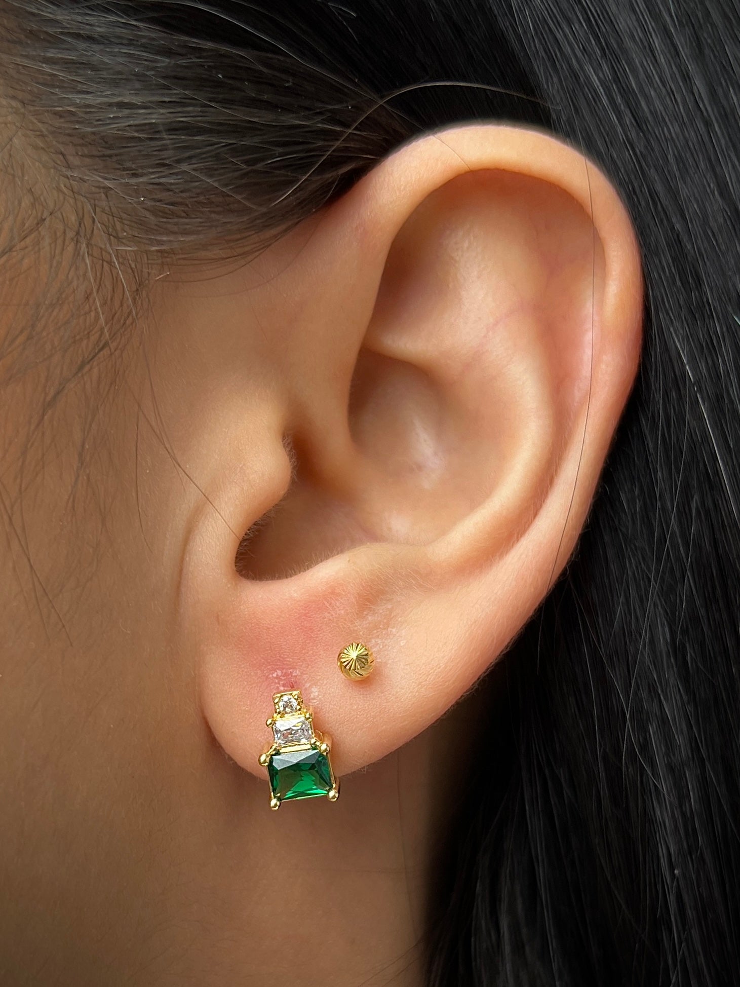 Topos cuadrados Con Swarovski verde 2.1gr / Largo 0.9cm / Oro Amarillo Nac M