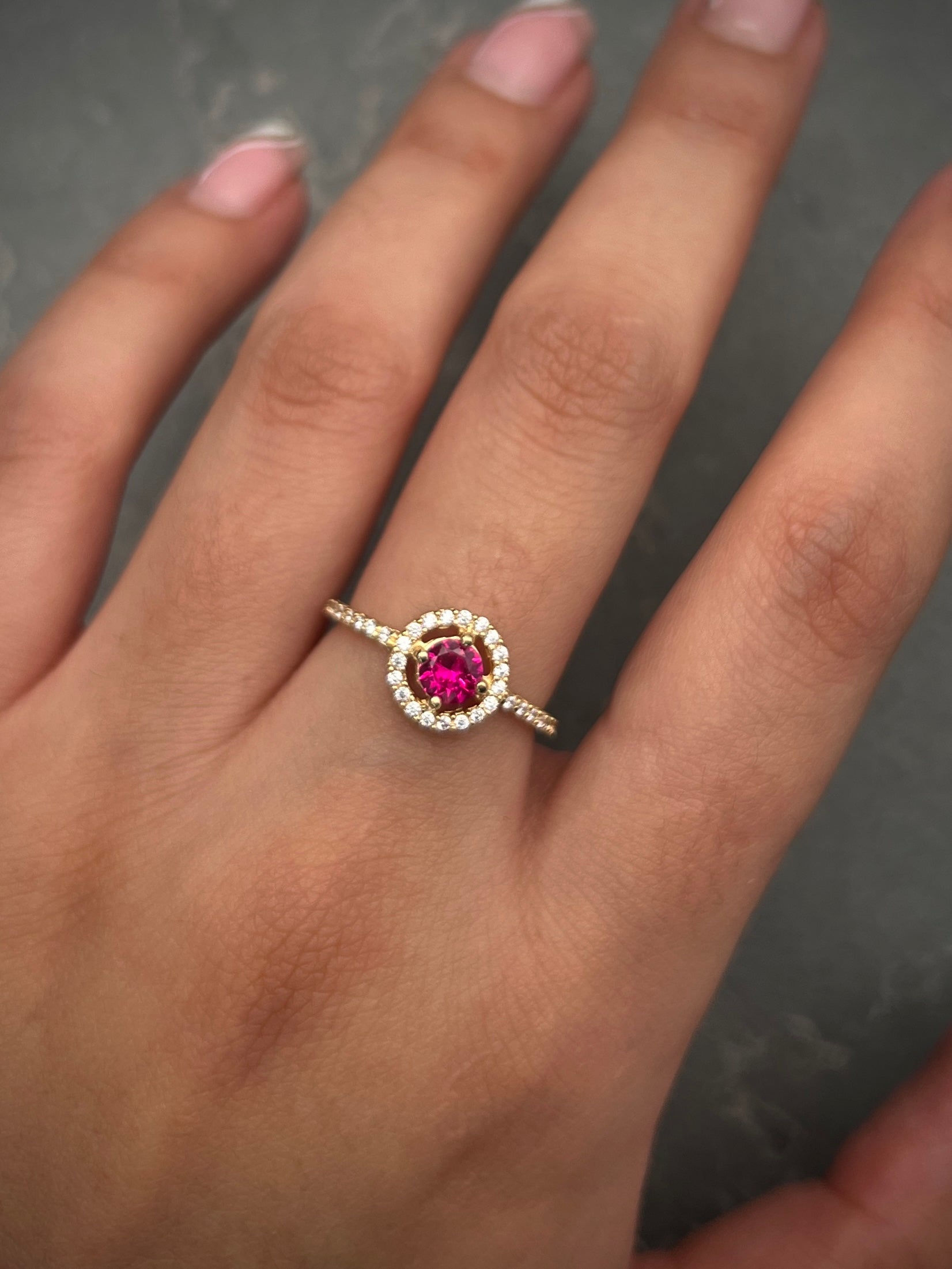 Solitario con swarovski fucsia y blanco 2.25gr / TALLA 5 3/4 / Oro Amarillo Nac P