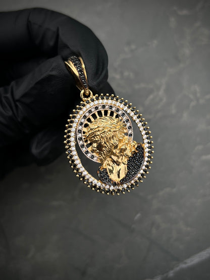 Dije de jesus con swarovski blanco y negro 11.35gr / Largo 4.5cm / Oro Amarillo Nac M