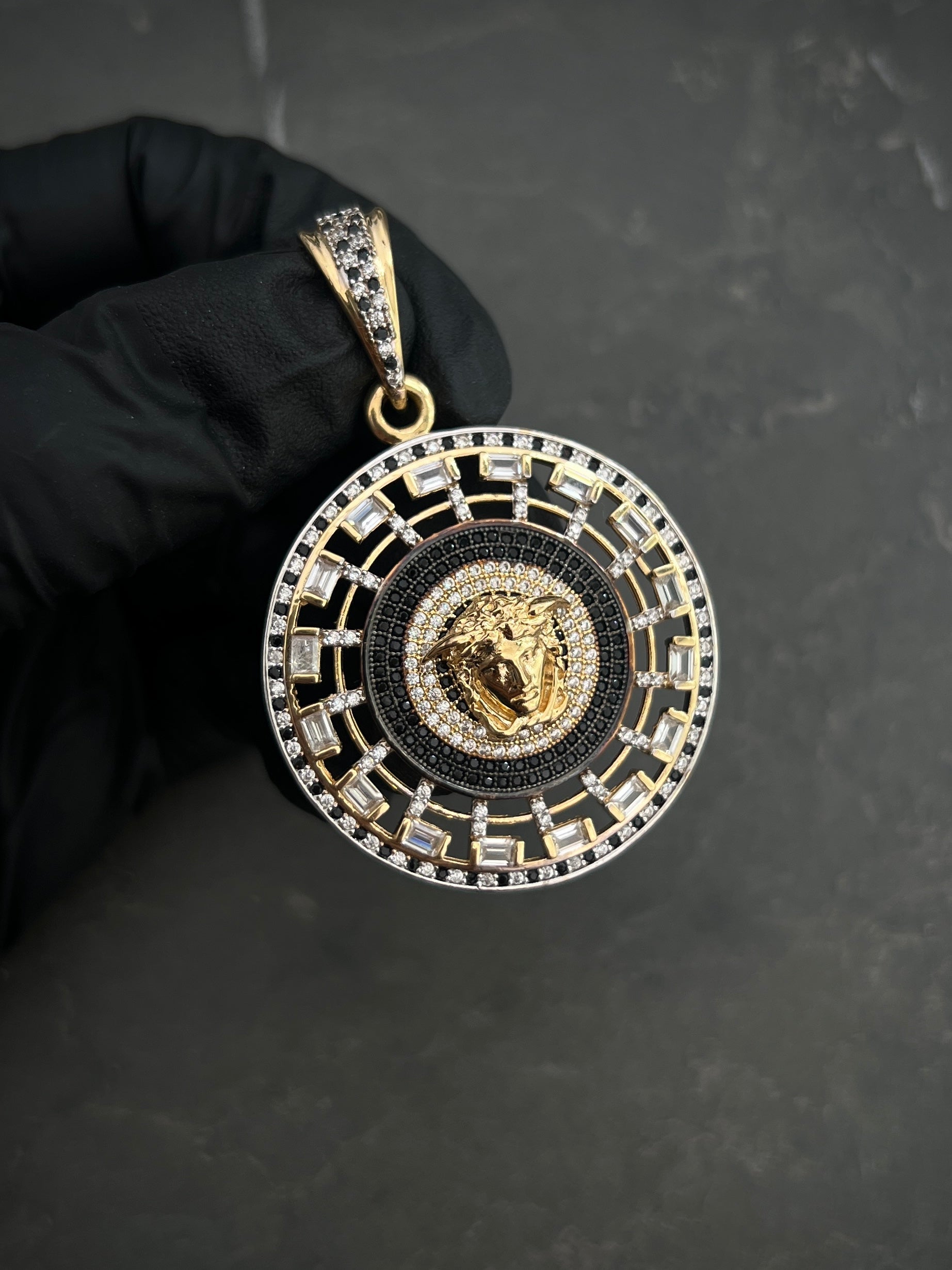 Dije de medusa con swarovski blanco y negro 14.45gr / Largo 5.5cm / Oro Amarillo Nac P