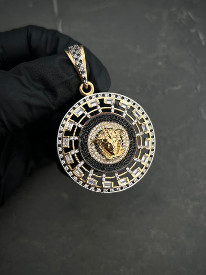 Dije de medusa con swarovski blanco y negro 14.45gr / Largo 5.5cm / Oro Amarillo Nac P