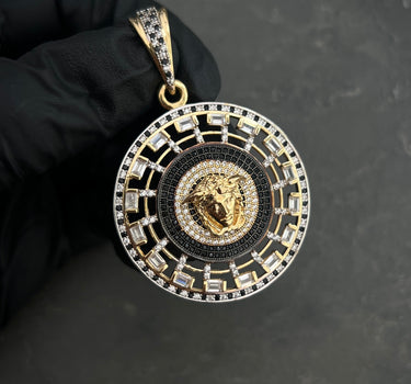 Dije de medusa con swarovski blanco y negro 14.45gr / Largo 5.5cm / Oro Amarillo Nac P