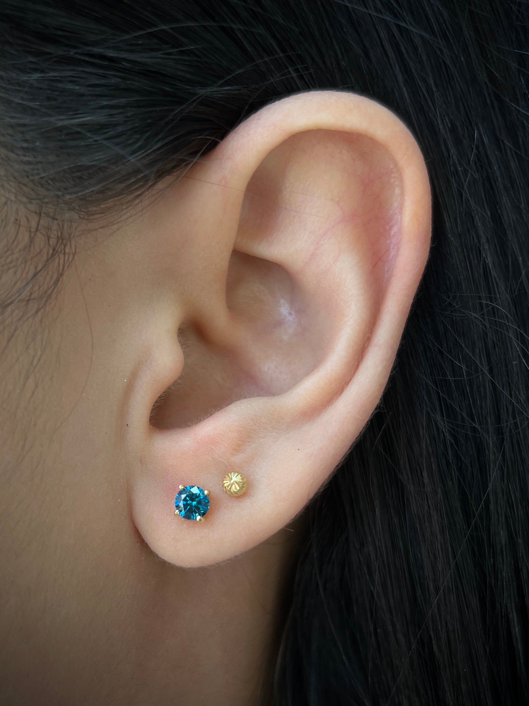 Topos con 63pts de diamante azul 0.95gr / Largo 0.42cm / Oro Amarillo (Joya) M