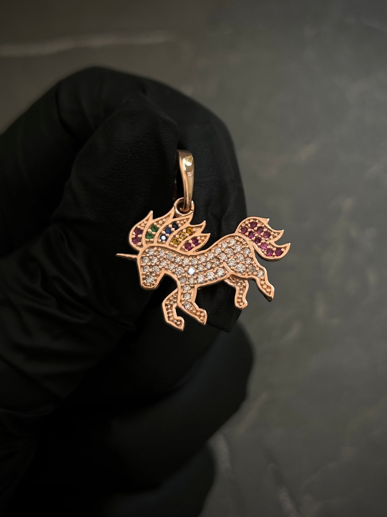 Dije unicornio con swarovski multicolor 3.5gr / Largo 2.5cm / Oro Rosado Nac B