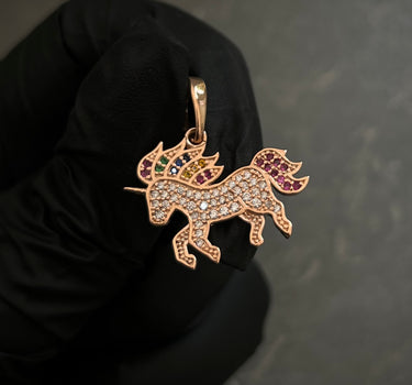 Dije unicornio con swarovski multicolor 3.5gr / Largo 2.5cm / Oro Rosado Nac B