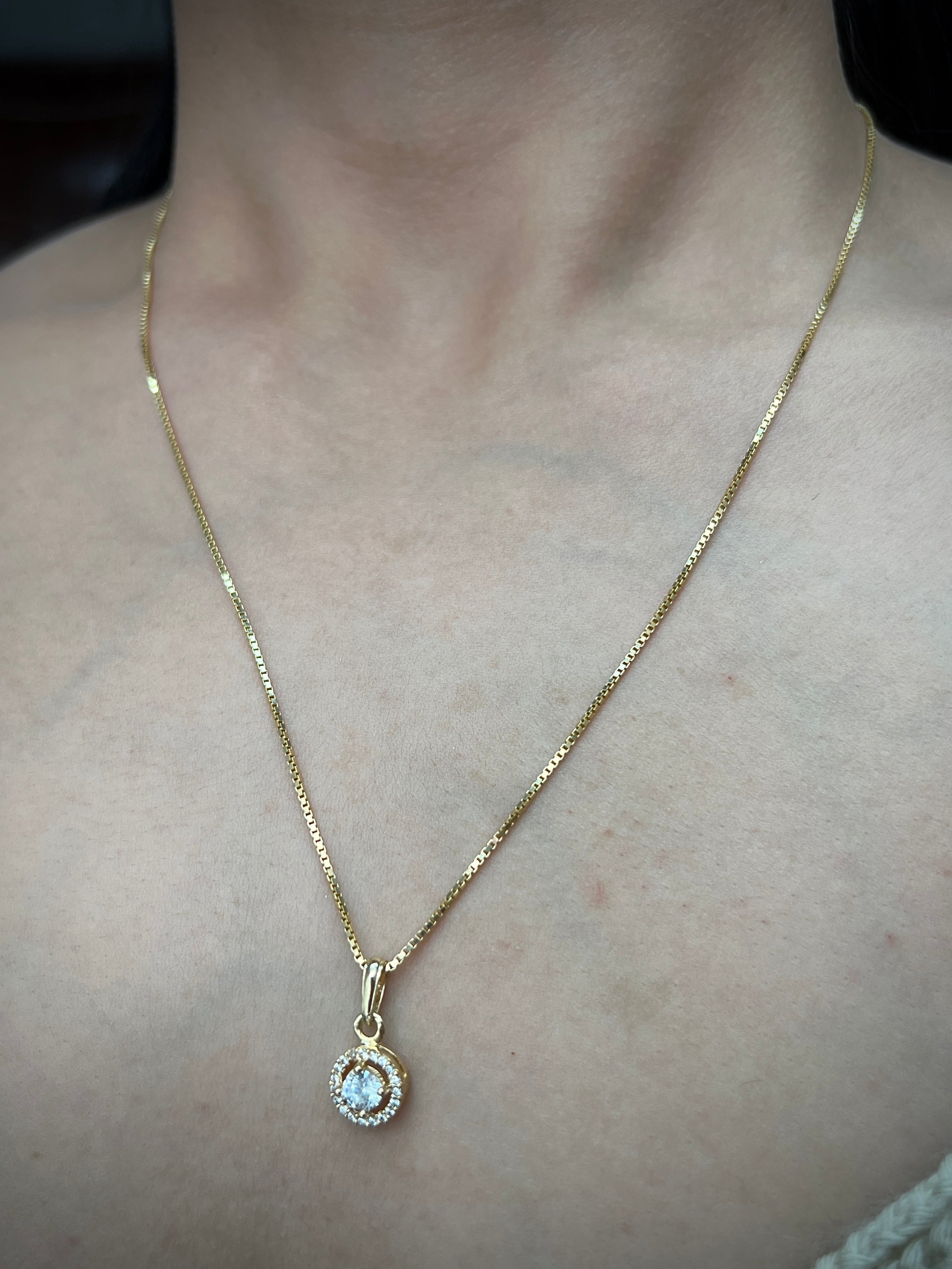 Dije Con SWarovski CENTRAl BLanco 1.65gr / Largo 1.8cm / Oro Amarillo Nac B