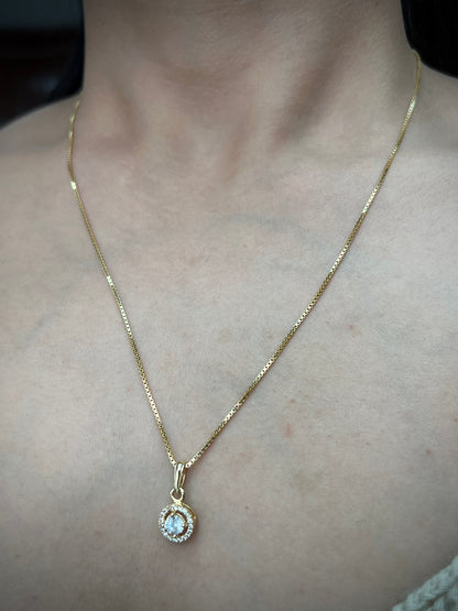 Dije Con SWarovski CENTRAl BLanco 1.65gr / Largo 1.8cm / Oro Amarillo Nac B
