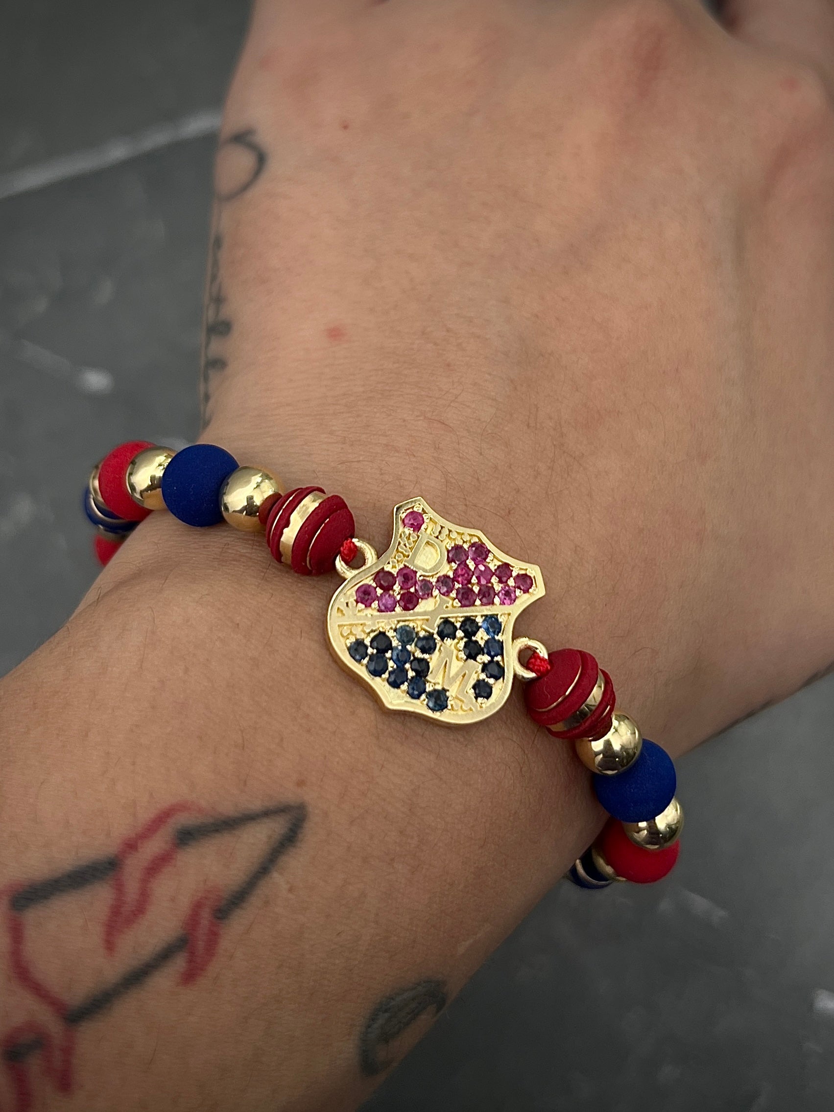 Pulsera en hilo rojo del medellin con 76pts de rubie y 72pts de zafiro 8gr / Oro Amarillo (Joya) M