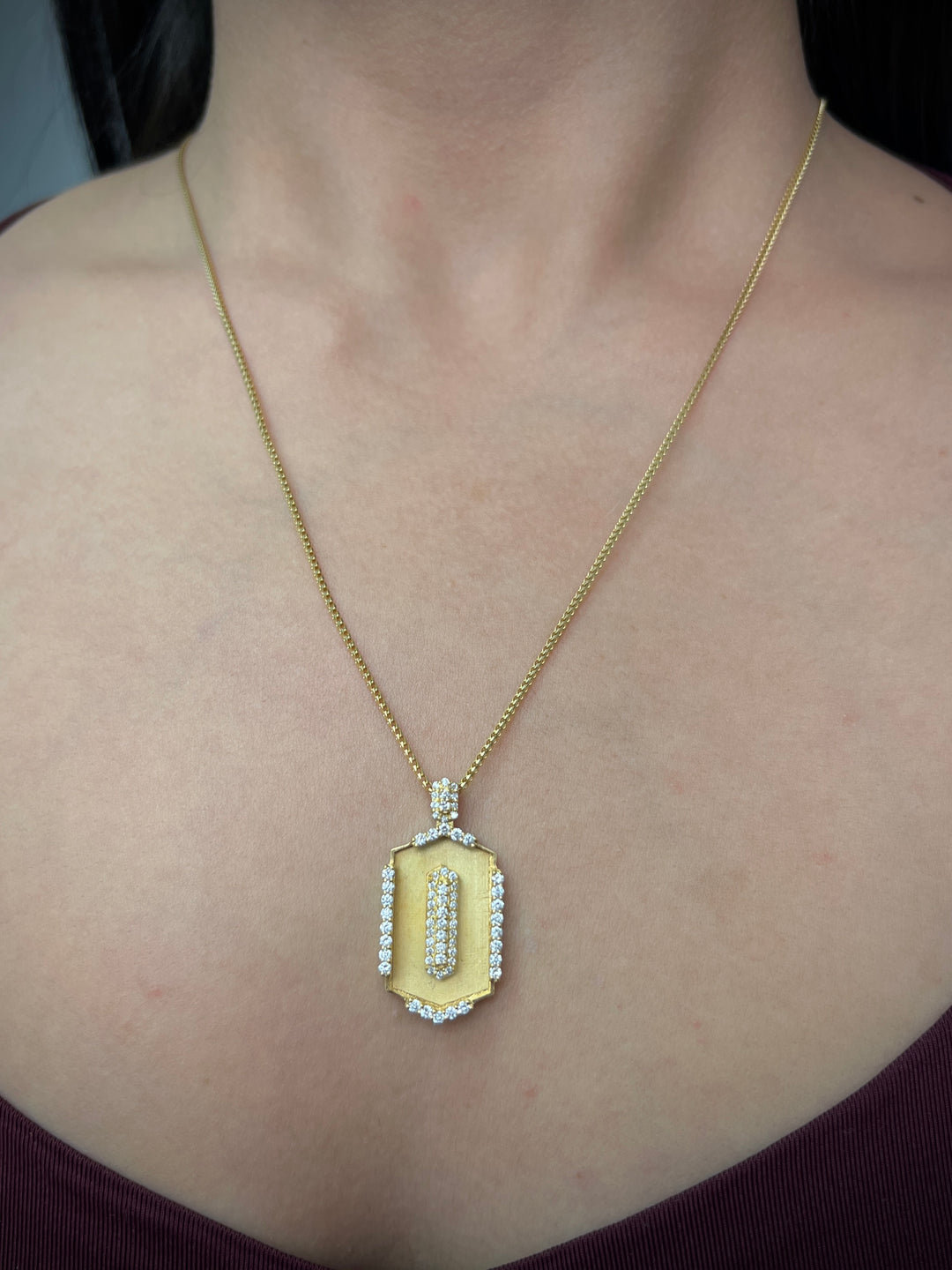 Dije de placa con 83 pts de Diamante blanco 4gr — Oro Amarillo