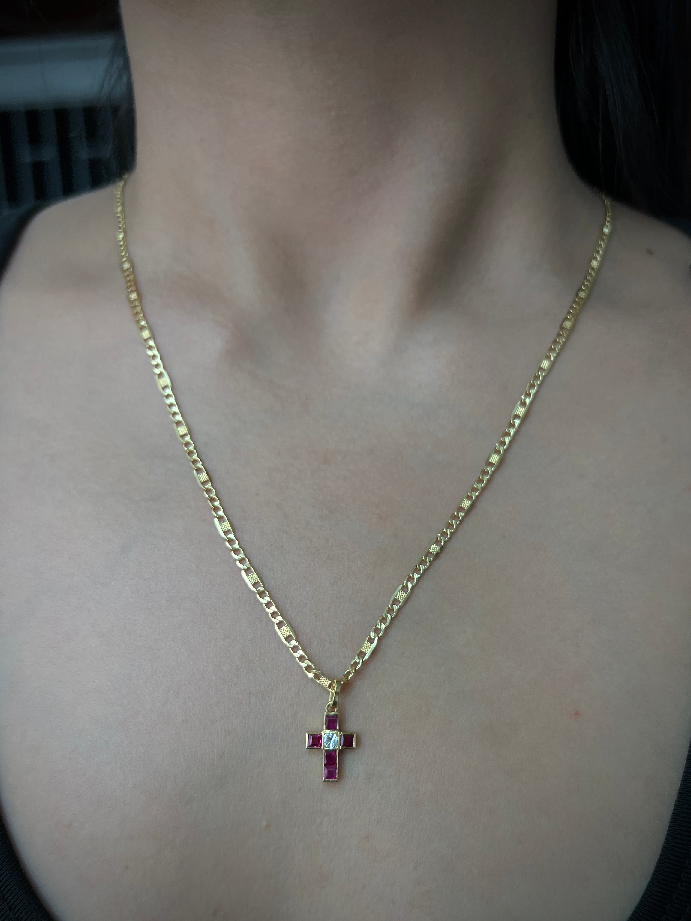 Dije De Cruz Con 70Pts Rubies Y 10Pts Diamante 0.9gr / Largo 2.0cm / Oro Amarillo (Joya) M