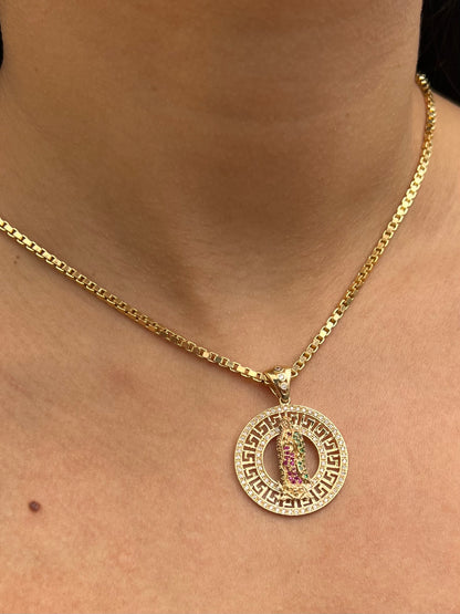 Dije virgen de guadalupe con swarovski verde y fucsia 6.95gr / Largo 3.7cm / Oro Amarillo Nac P