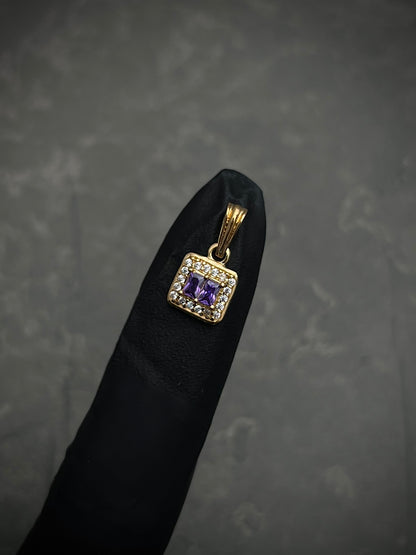Dije Cuadrado Con Swarovski Morado y blanco 1gr / Largo 1.6cm / Oro Amarillo Nac B
