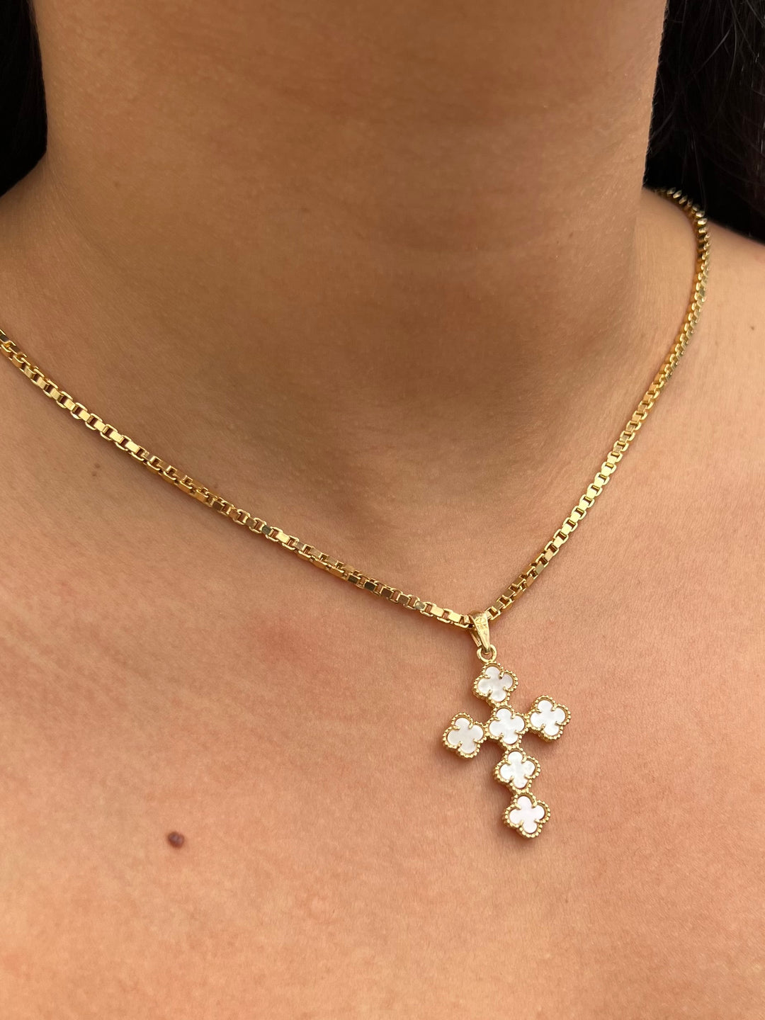 Dije cruz lucky clover blanca 3.95gr / Largo 4cm — Oro Amarillo