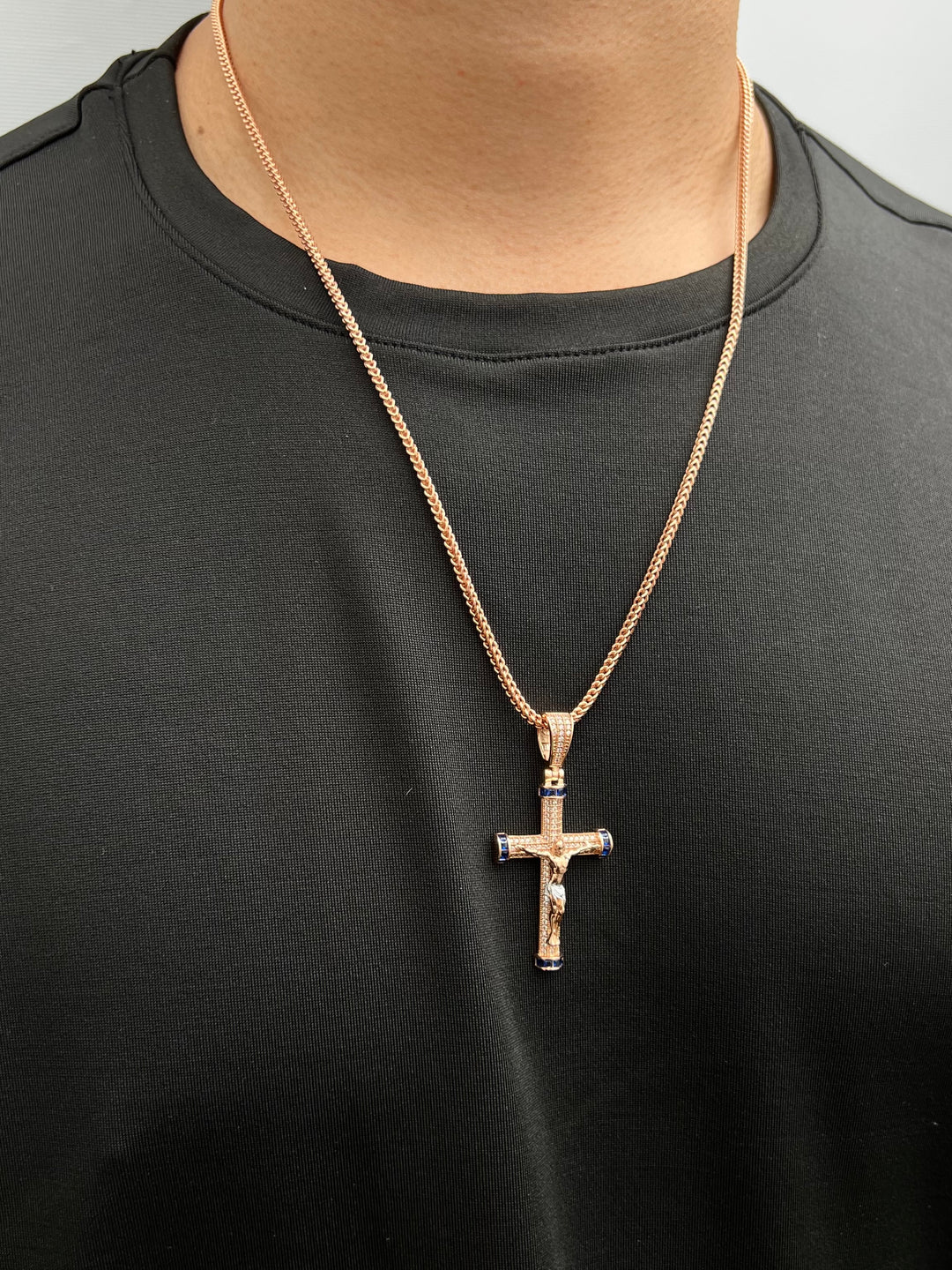 Dije cruz con cristo y swarovski azul 7.85gr / Largo 5.2cm — Oro Rosado