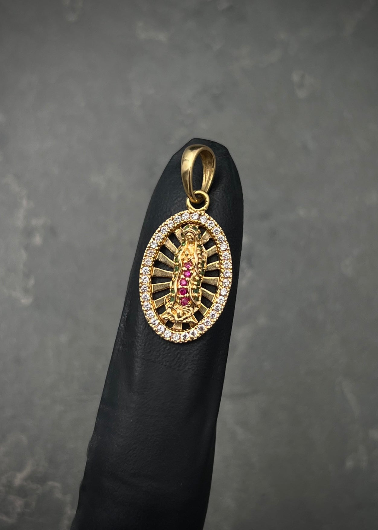 Dije virgen de guadalupe con swarovski 2.3gr / Largo 2.5cm / Oro Amarillo Nac B