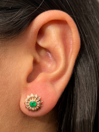 Topos flor con 33pts de esmeralda 3.2gr / Largo 1cm / Oro Rosado (Joya) M