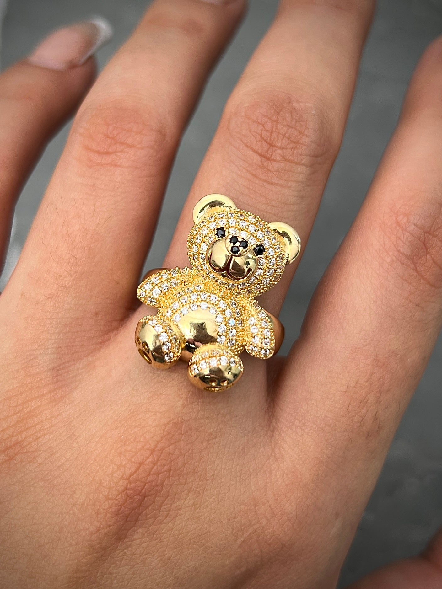 Anillo De OSO COn Swarovski Blanco Y Negro 7.7gr / Talla: 7 / Oro Amarillo Nac M