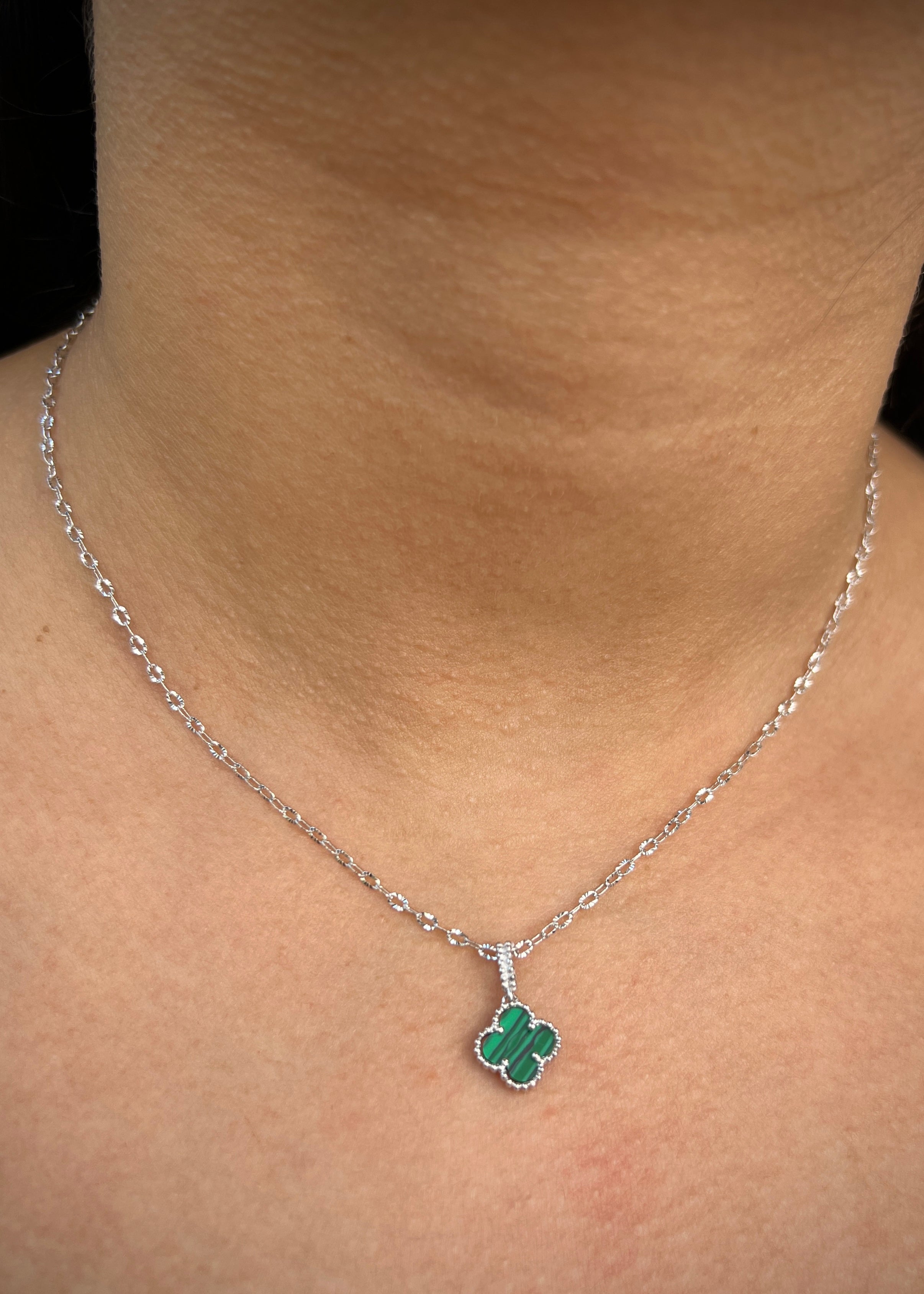 Set Cadena Aro Seguido Dije Lucky Verde 2.5gr / Largo 40cm / Oro Blanco B