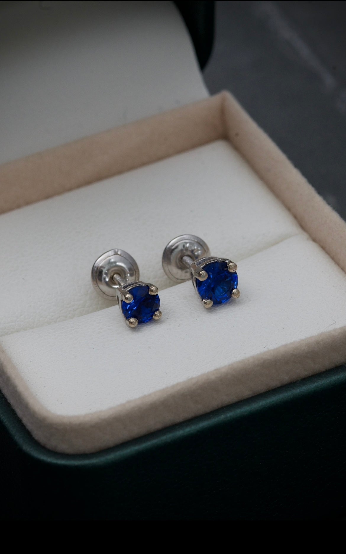 Topos con swarovski azul 1.3gr / Largo 0.5cm / Oro Blanco Nac M