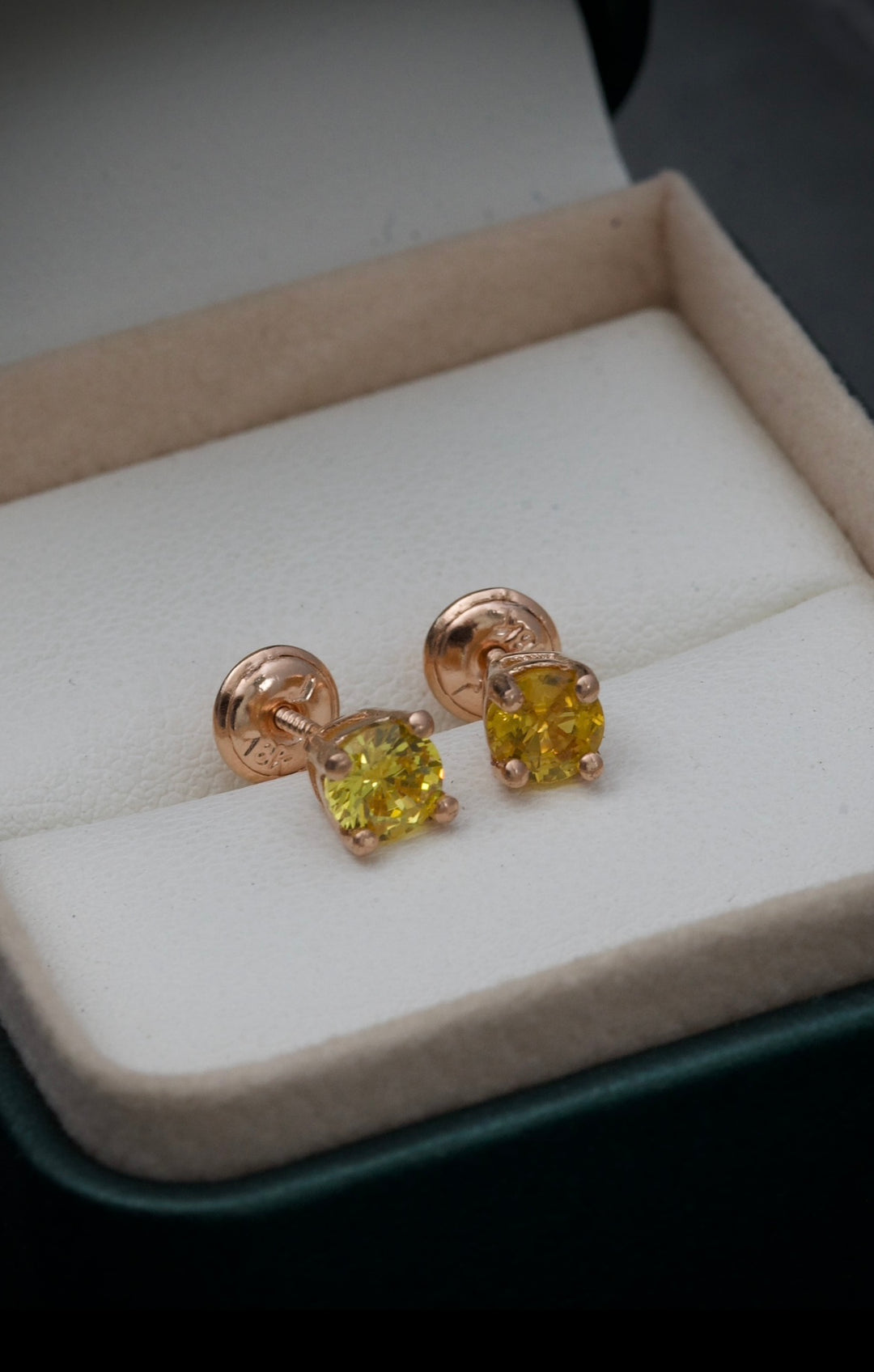 Topos con swarovski amarillo 1.45gr — Oro Rosado