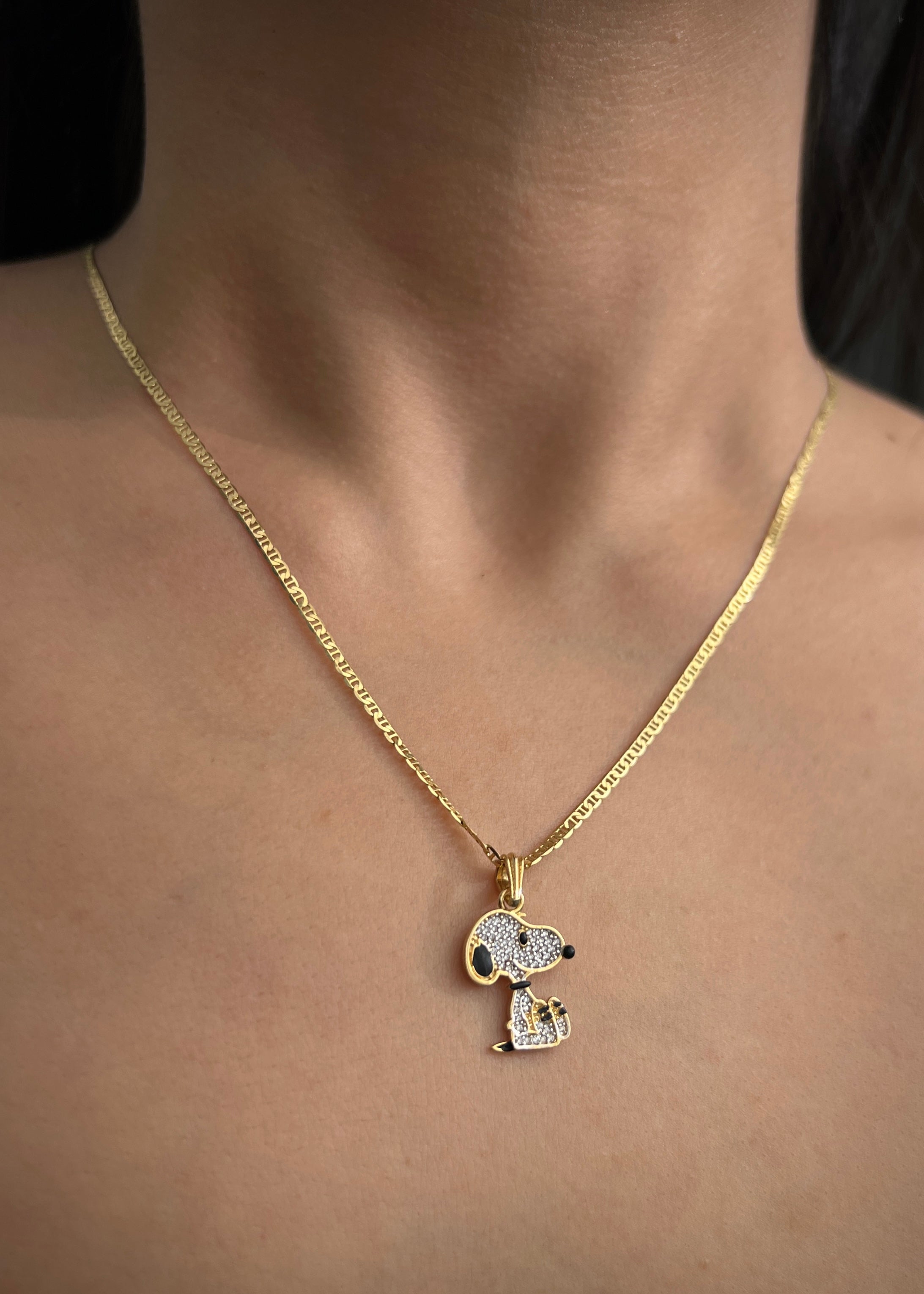 Dije snoopy con swarovksi blanco 1.9gr / Largo 2.4cm / Oro Amarillo Nac B