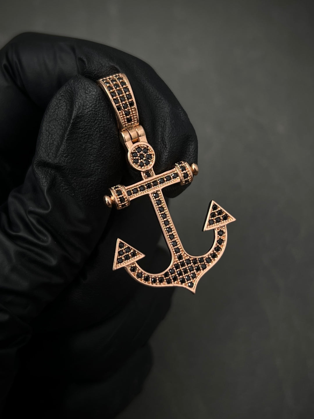 Dije Ancla Con Swarovski Negro 4.95gr / Largo 4.1cm — Oro Rosado