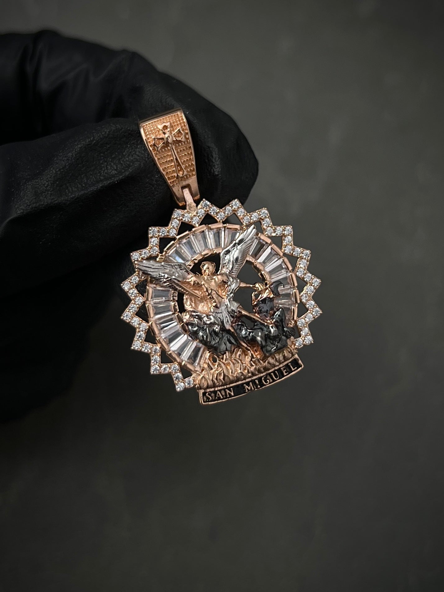 Dije Medalla Del Arcangel San Miguel Con Swarovski Blanco 7.45gr / Largo 3.8cm / Dos Oros Nac M