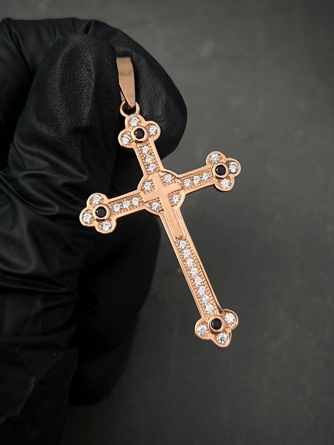 Dije Cruz Rustica Con Swarovski blanco Y Negro 6.1gr / Largo 5.7cm — Oro Rosado