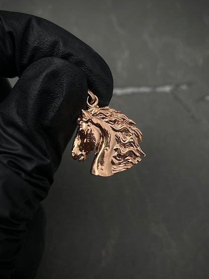 Dije Caballo Liso 3.3gr / Largo 2.5cm / Oro Rosado Nac M