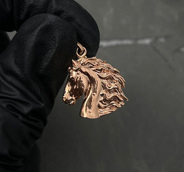 Dije Caballo Liso 3.3gr / Largo 2.5cm / Oro Rosado Nac M