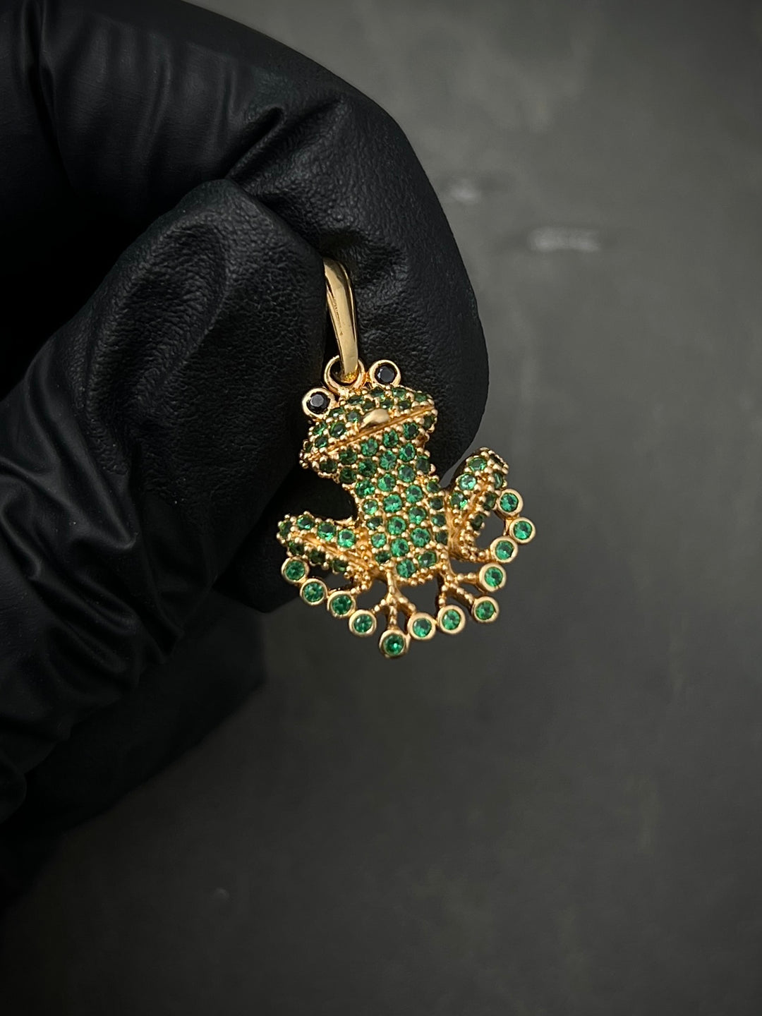 Dije Rana Con Swarovski Verde 2.75gr / Largo 2.6cm — Oro Amarillo