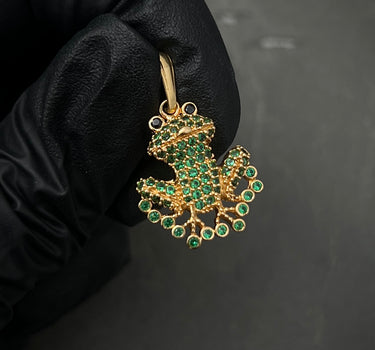 Dije Rana Con Swarovski Verde 2.75gr / Largo 2.6cm / Oro Amarillo Nac M