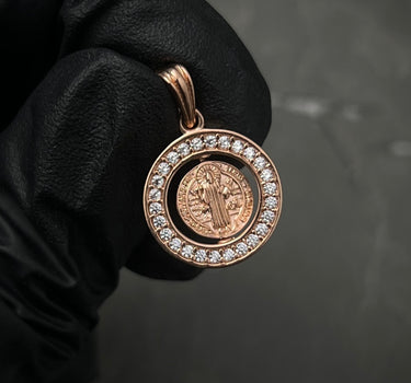 Dije San Benito Giratorio Con Swarovski Blanco 1.9gr / Largo 2.1cm / Oro Rosado Nac M