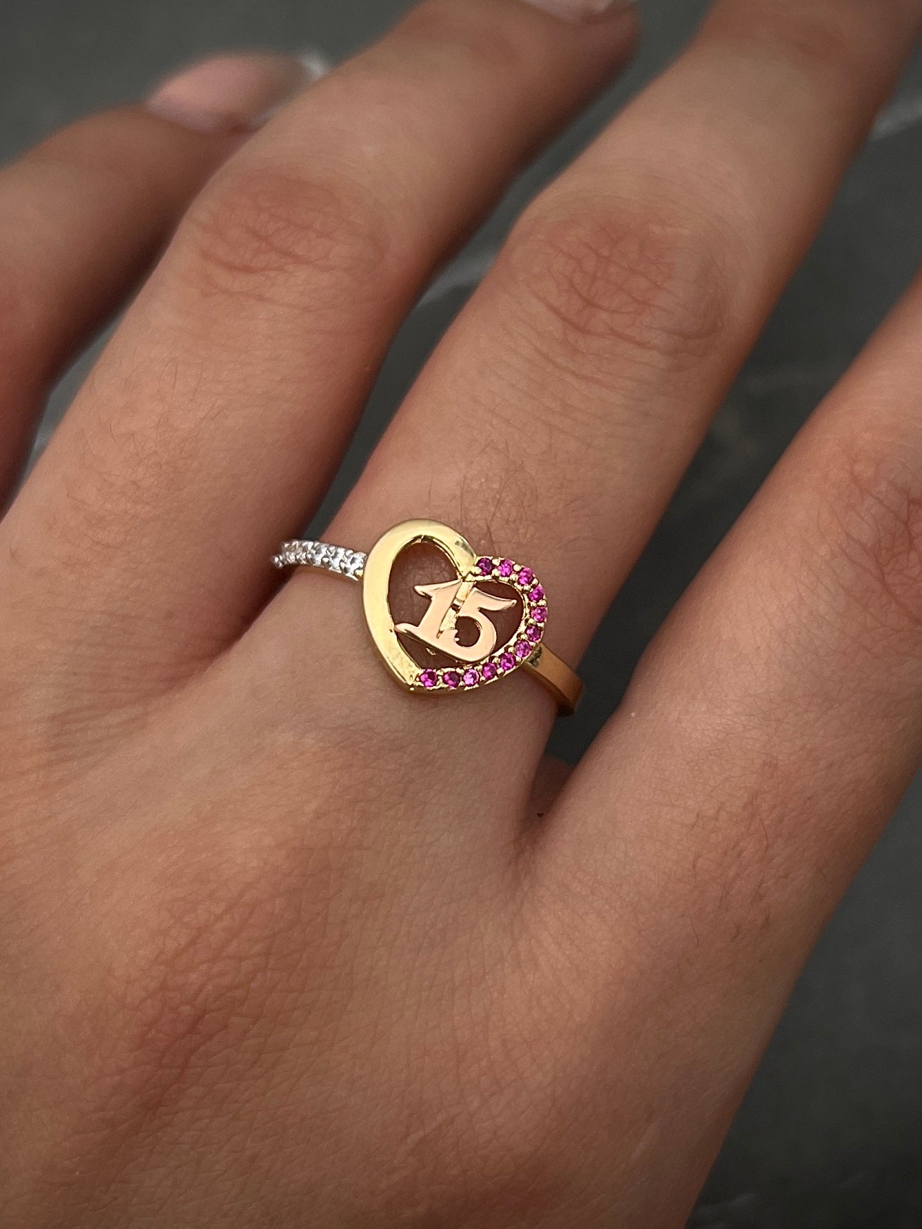 Anillo de 15s con swarovski fucsia y blanco 2.4gr / Talla 7 3/4  Dos Oros Nac B