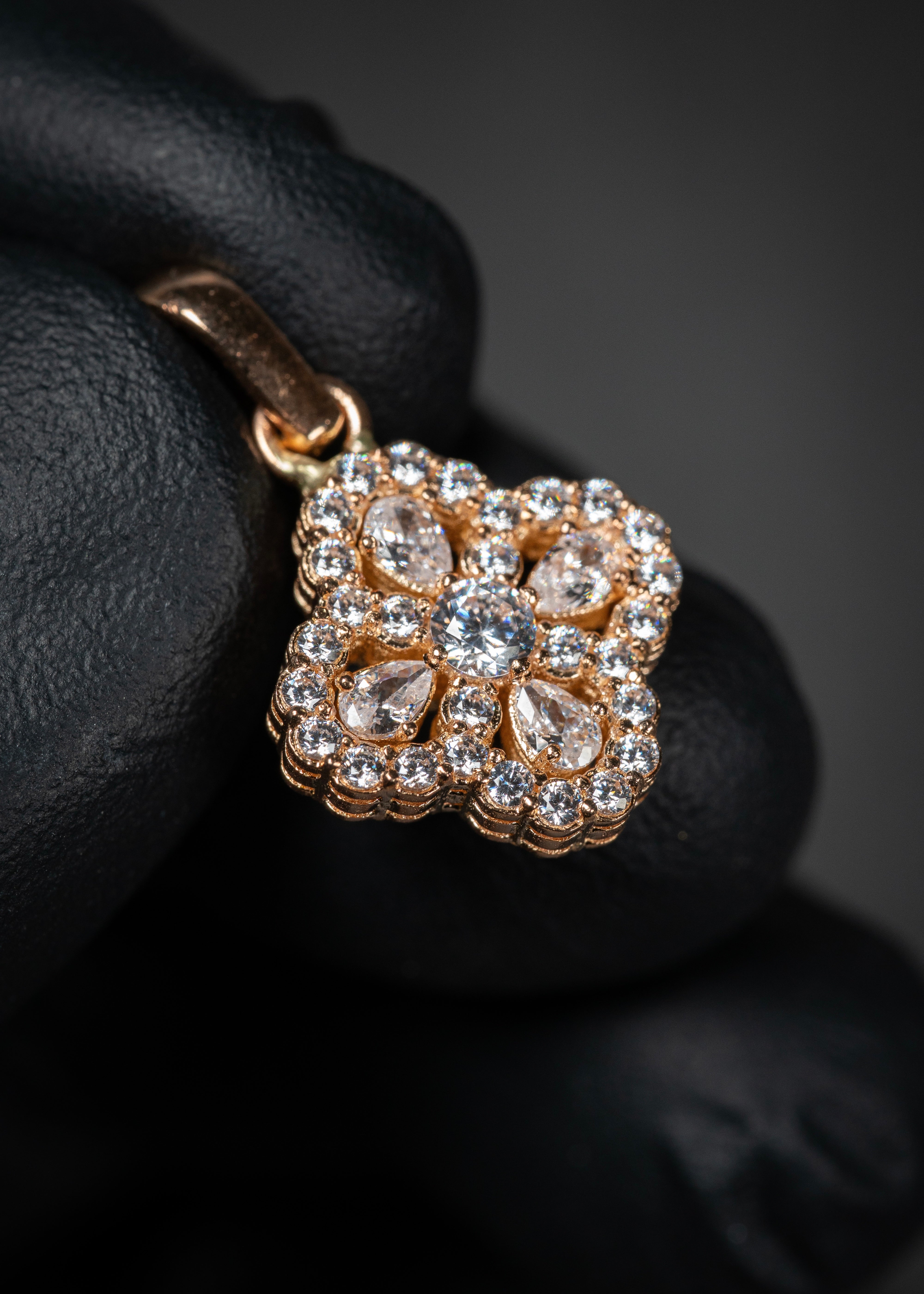 Dije lucky clover con swarovski blanco 2.1gr / Largo 2cm / Oro Rosado Nac B