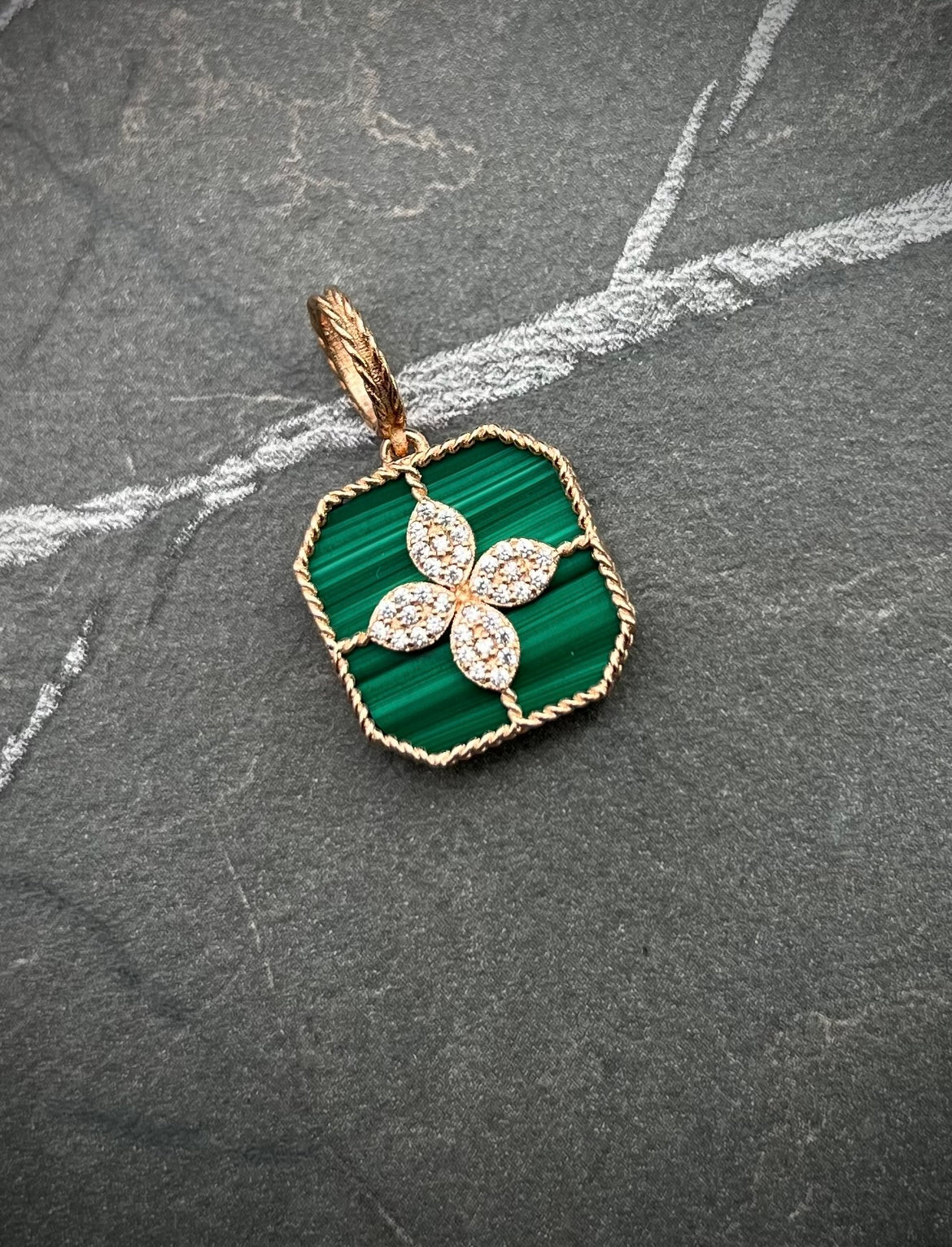 Dije Lucky Clover Cuadrado Con Piedra Verde Malaquita 2,2gr / Largo 2.5cm / Oro Rosado Nac M