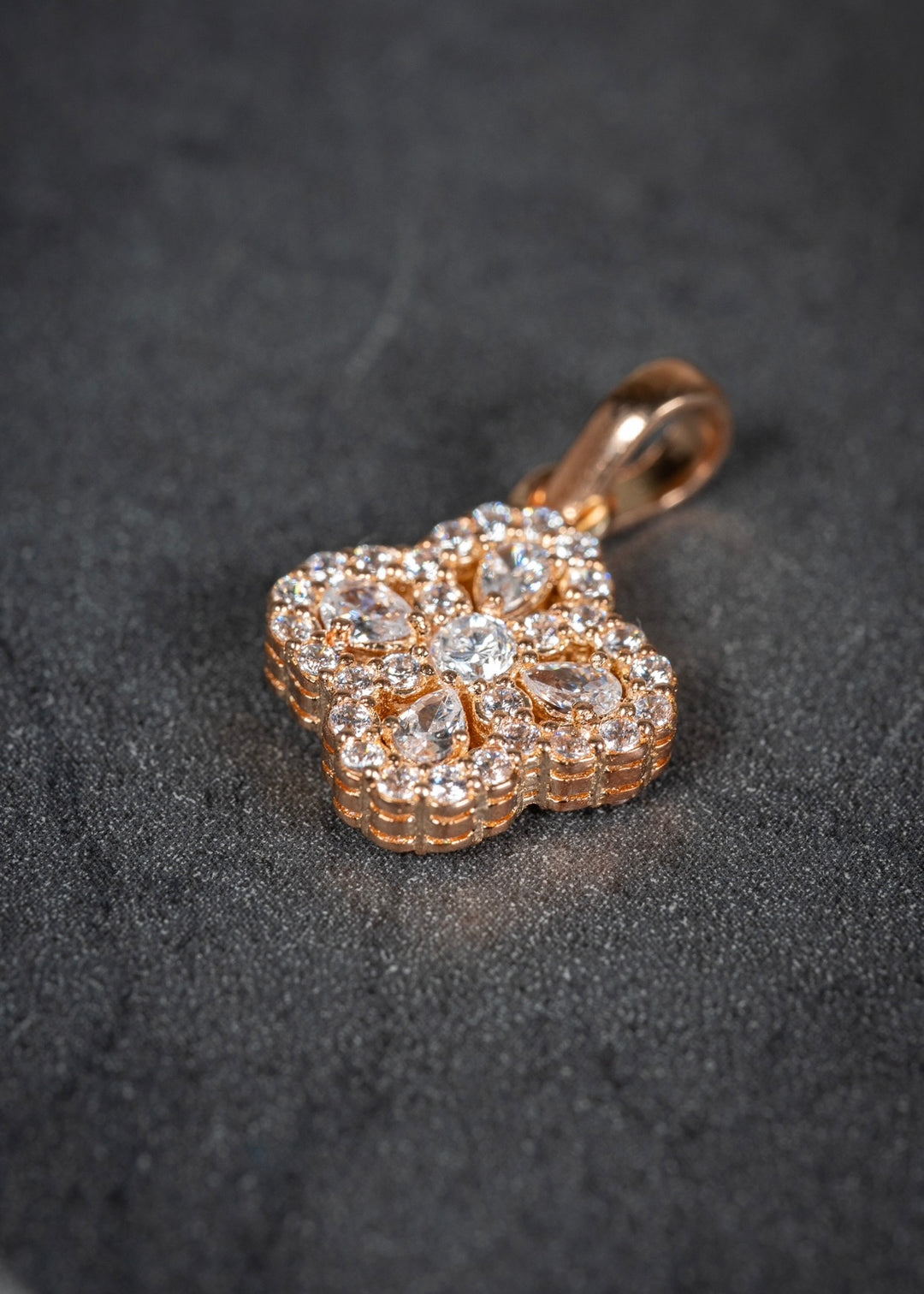 Dije lucky clover con swarovski blanco 2.1gr / Largo 2cm — Oro Rosado