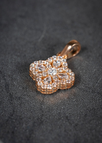 Dije lucky clover con swarovski blanco 2.1gr / Largo 2cm / Oro Rosado Nac B