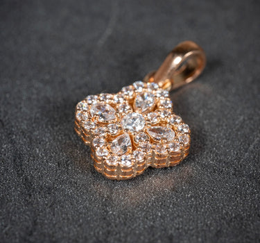 Dije lucky clover con swarovski blanco 2.1gr / Largo 2cm / Oro Rosado Nac B
