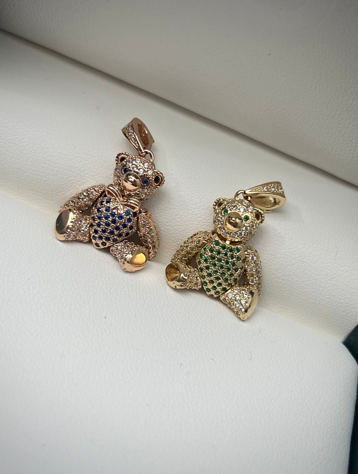 Dije De Oso articulado Con Swarovski Verde Y Blanco 7.8gr / Largo 3cm / Oro Amarillo Nac B