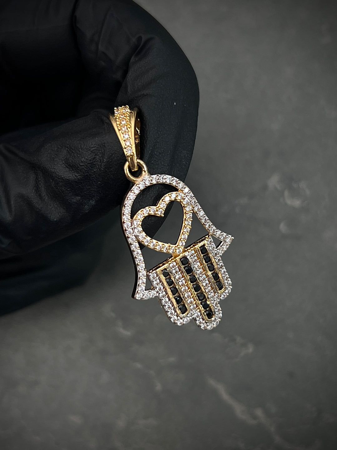 Dije mano hamsa con corazon y swarovski blanco y negro 4.75gr / Largo 4cm — Oro Amarillo