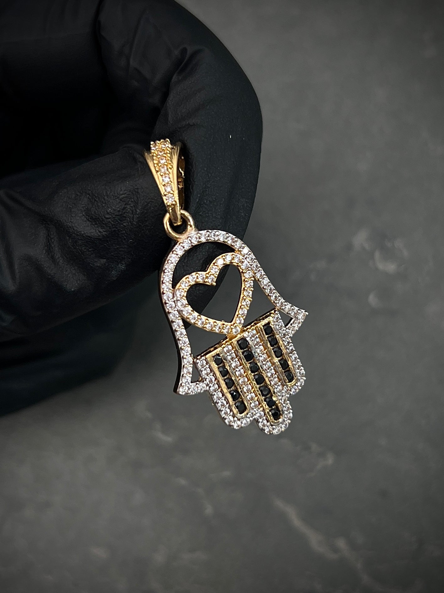 Dije mano hamsa con corazon y swarovski blanco y negro 4.75gr / 4cm / Oro Amarillo Nac M