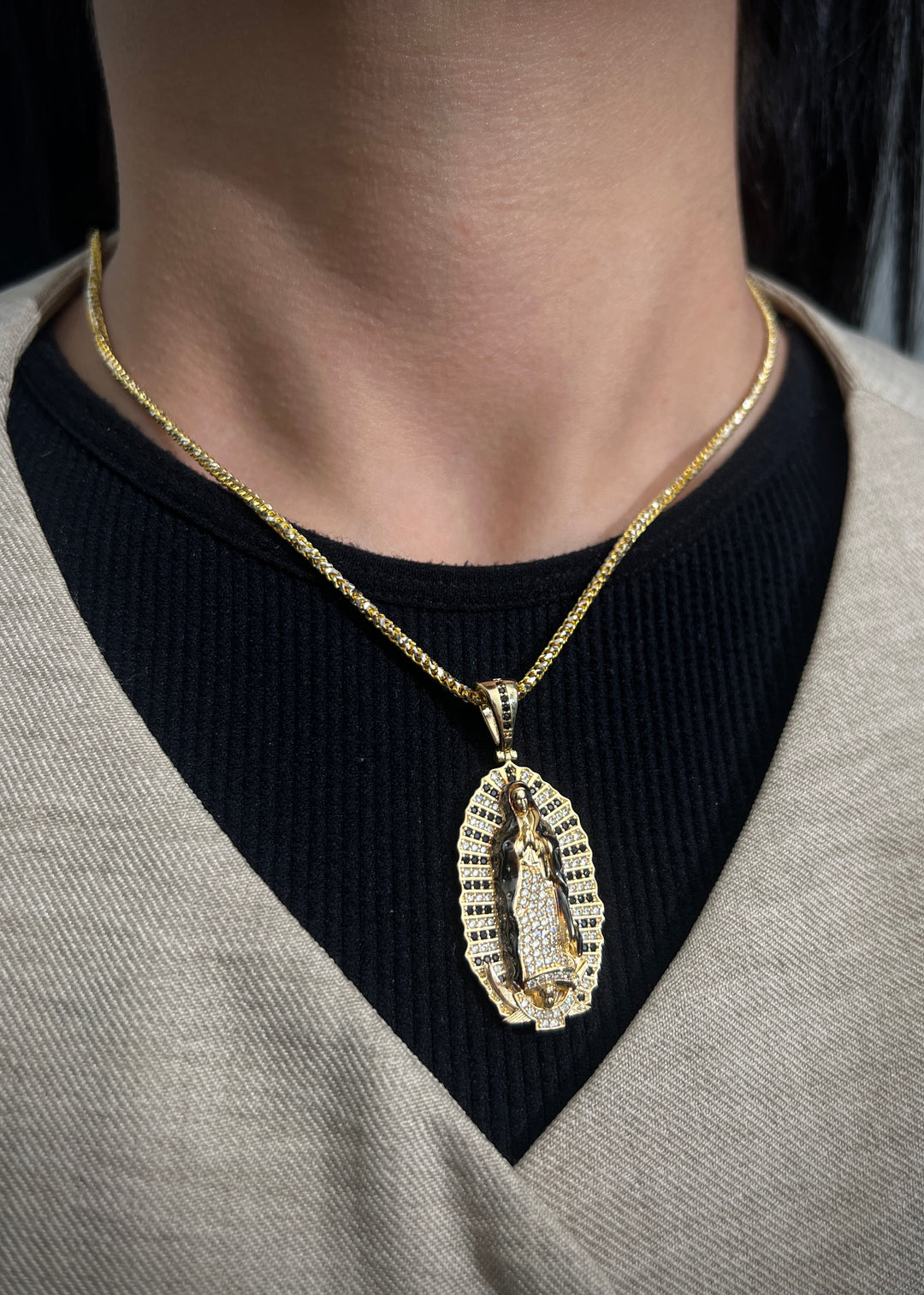 Dije virgen de guadalupe con swarovski negro y blanco 9.55gr / Largo 4.6cm — Oro Amarillo