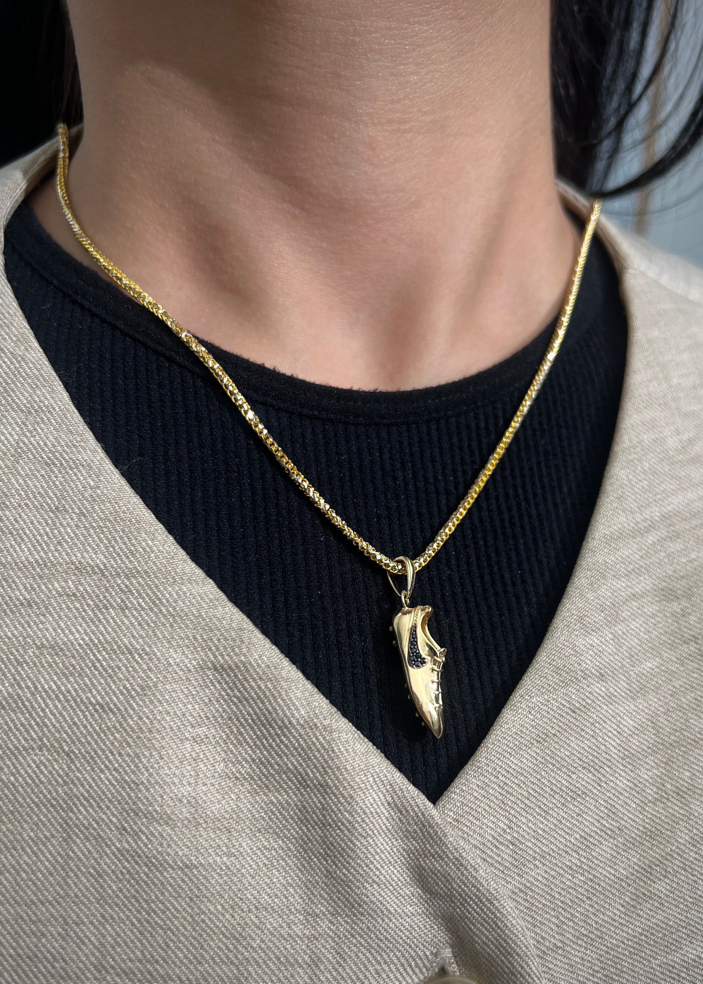 Dije guayo con swarovski negro 3.5gr / Largo 3.2cm / Oro Amarillo Nac P