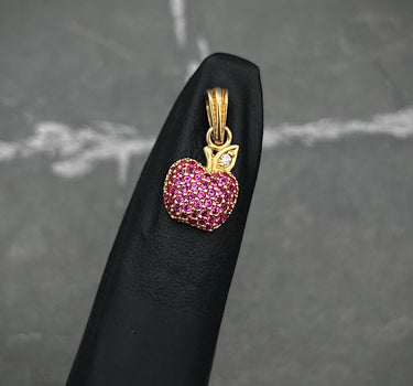 Dije de manzana con swarovski fucsia 1.3gr / 1.5cm / Oro Amarillo Nac B