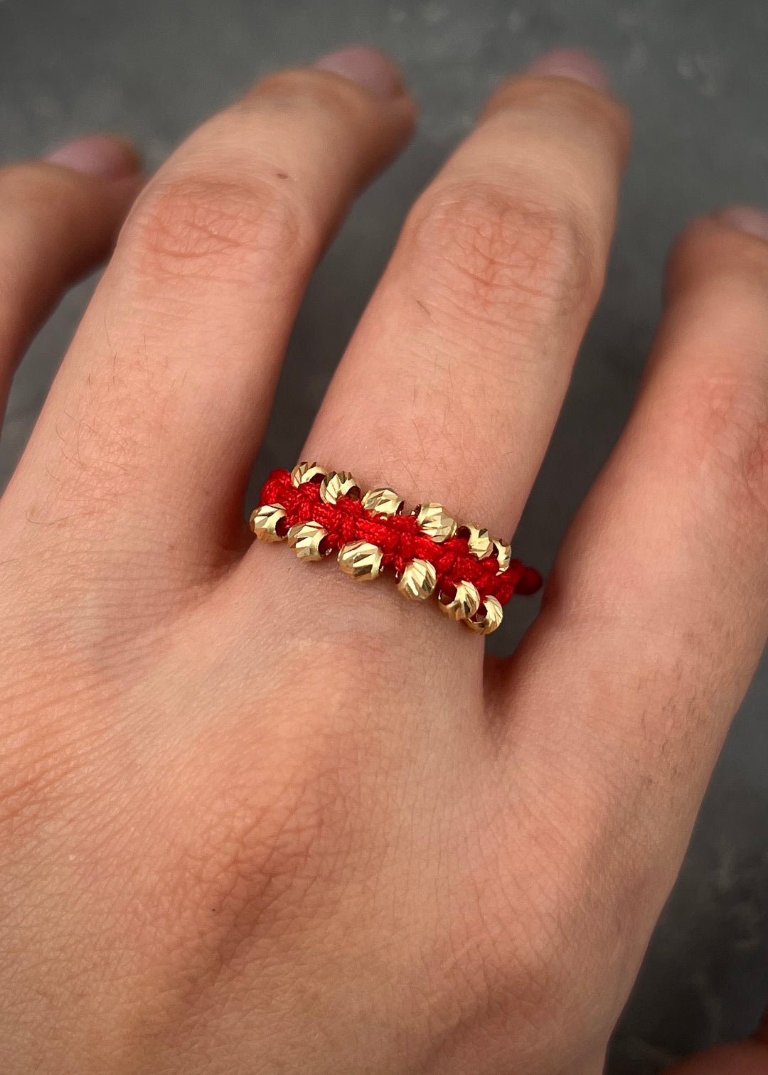 Anillo en hilo rojo con bolas diamantadas 0.75gr — Oro Amarillo